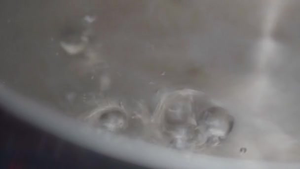 Dicht Zicht Pot Kokend Water Een Pot Water Produceert Bubbels — Stockvideo