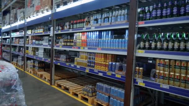 Tyumen Russia Giugno 2023 Scaffali Con Birra Alcolica Nell Ipermercato — Video Stock