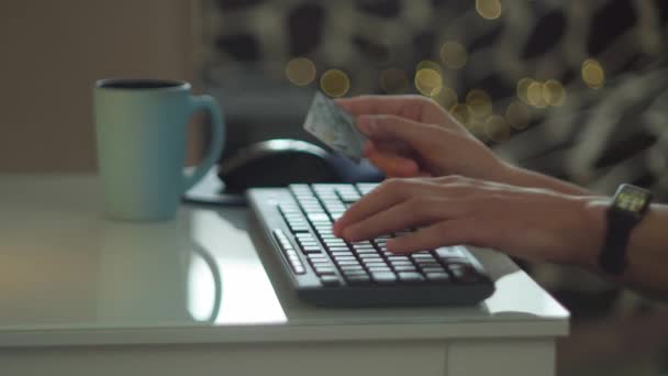 Großaufnahme Männlicher Hände Die Auf Der Tastatur Tippen Online Einkäufe — Stockvideo