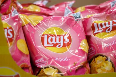 Tyumen, Rusya-Mayıs 05, 2023: Lays patates cipsi paketleri, popüler Amerikan markası. Seçici odak