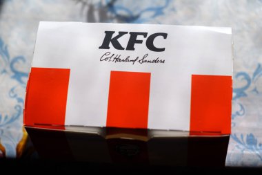 Tyumen, Rusya-Mayıs 03, 2023: KFC logo restoranı. KFC, Kentucky Fried Chicken olarak bilinen popüler bir fast food zinciri..