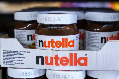 Tyumen, Rusya-Mayıs 05, 2023: Nutella bir çikolata kremasının yaygın olarak popüler markasıdır.