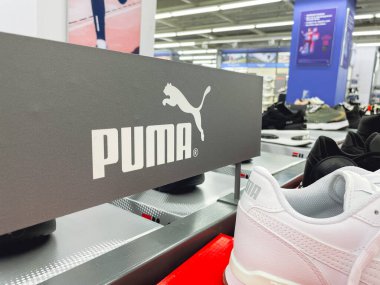 Tyumen, Rusya-14 Haziran 2023, Puma logo ayakkabıları mağazanın rafında. Modaya uygun ayakkabı ayakkabıları. Seçici odak