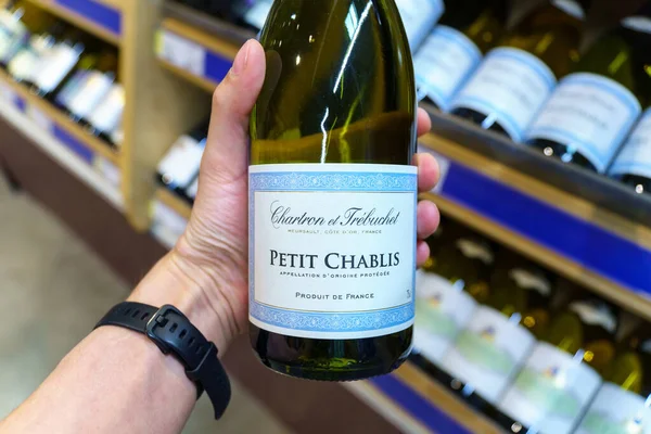 stock image Tyumen, Russia-May 05, 2023: Petit Chablis AOC which are made in the north of Burgundy. It was created in 1944 for vineyards located in Chablis.