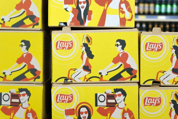 Tyumen, Rusya-17 Haziran 2023: Box Lays Chips, bir market hipermarketinde. Gıda ürünleri satışı