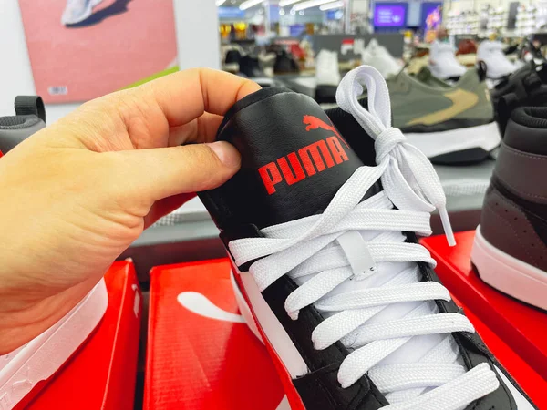 Tyumen Rusia Junio 2023 Nuevos Zapatos Puma Zapatillas Deporte Entrenadores — Foto de Stock