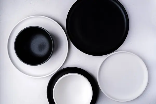 白色和黑色食物是混凝土背景下的一个空陶瓷盘 顶视图 — 图库照片