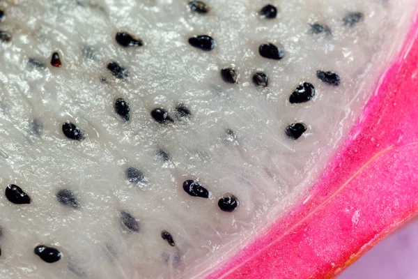 Biologisch Drakenfruit Een Roze Achtergrond Creatief Zomervoedsel Concept Blauwe Wijting — Stockfoto