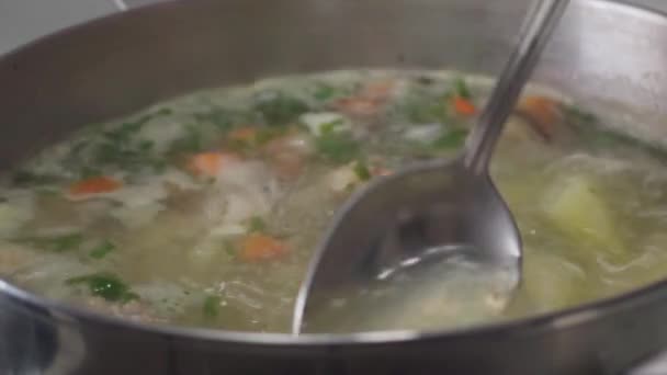 鍋にスープを沸騰 クローズアップ スープの表面に沸騰した鍋 泡の中のスープ スローモーション — ストック動画
