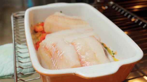 Ψητό Μπακαλιάρο Στο Φούρνο Μαγειρεύοντας Ψάρια Πιπεριές Και Βότανα Στο — Αρχείο Βίντεο