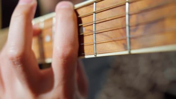Homem Toca Guitarra Acústica Casa Perto Foco Seletivo — Vídeo de Stock