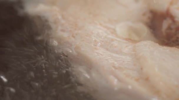 鶏の肉は水のクローズアップマクロで調理されます 家庭料理 選択的焦点 — ストック動画