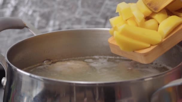 Μαγειρική Σούπα Προσθήκη Πατάτας Βραστό Νερό Αργή Κίνηση Κοντινό Πλάνο — Αρχείο Βίντεο