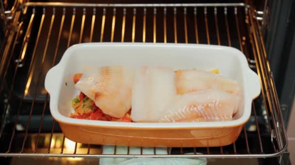 Ψητό Μπακαλιάρο Στο Φούρνο Μαγειρεύοντας Ψάρια Πιπεριές Και Βότανα Στο — Αρχείο Βίντεο