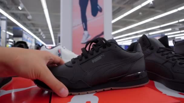 Tyumen Rússia Junho 2023 Puma Logo Sneakers Shelf Shop Sapatos — Vídeo de Stock