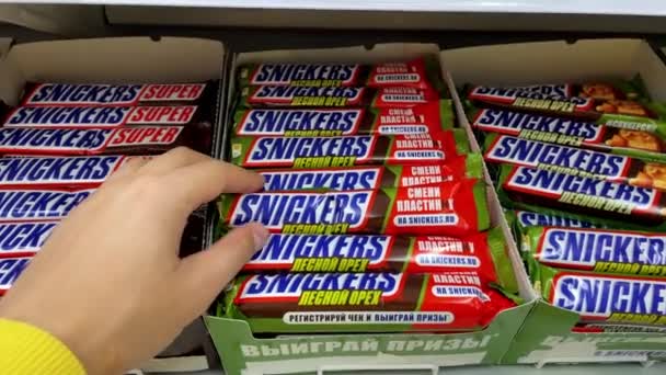 Tyumen Russia June 2023 Snickers Bars Produced Mars Incorporated Snickers — Stock Video