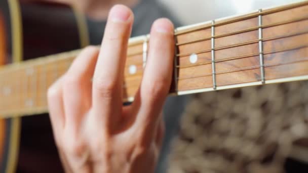 Гітарист Чоловік Грає Акустичній Гітарі Сидячи Столом Вибірковий Фокус Креативний — стокове відео