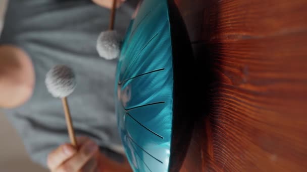 在家里打牙刷金属鼓来放松自己 音乐音响工具用于冥想 用深沉的魔法般的声音放松 垂直照片 — 图库视频影像