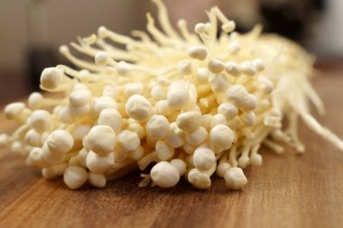 Enoki Flammulina velutipes beyaz mantar I yemek ve salata kullanılır. Kapat.