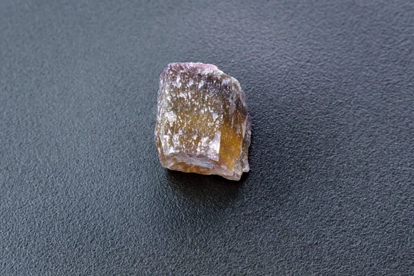 生のフッ化物鉱物石 天然鉱物 鉱物フッ化物半透明の石 — ストック写真