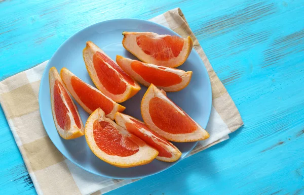 在扁平的地上切成熟的柚子 柑橘类水果 制作新鲜果汁或热带鸡尾酒 — 图库照片
