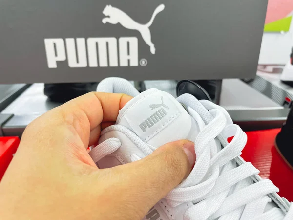 Tyumen Rússia Junho 2023 Novos Sapatos Puma Tênis Treinadores Mostrando — Fotografia de Stock