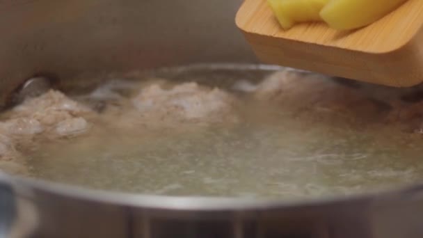 Suppe Kochen Kartoffeln Kochendes Wasser Geben Zeitlupe Nahaufnahme — Stockvideo