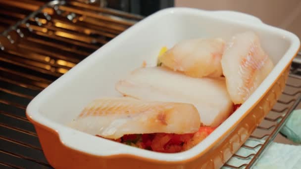 Taze Çiftçi Sebzeleriyle Pişirilmiş Balık Fileto Fırında Biberli Otlu Balık — Stok video