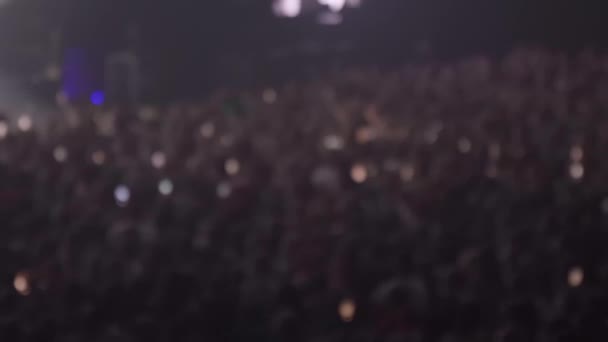 Konserdeki Birçok Insanın Odaklanmış Bir Geçmişi Var Genç Insanlar Gece — Stok video