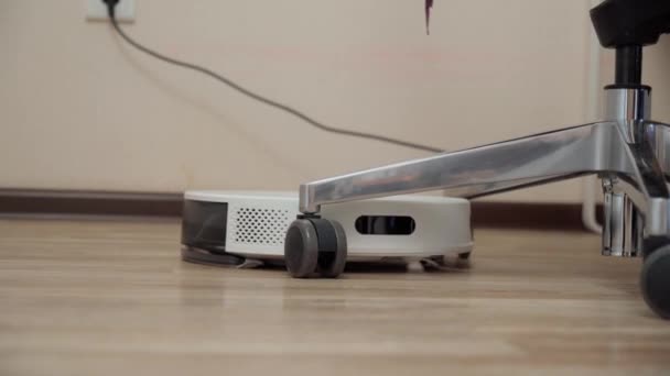 Έξυπνη Ηλεκτρική Σκούπα Καθαρίζει Πάτωμα Στο Διαμέρισμα Ένα Έξυπνο Σπίτι — Αρχείο Βίντεο