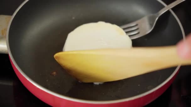 哈卢米奶酪在烤锅里煎 炸塞浦路斯山羊奶酪 — 图库视频影像