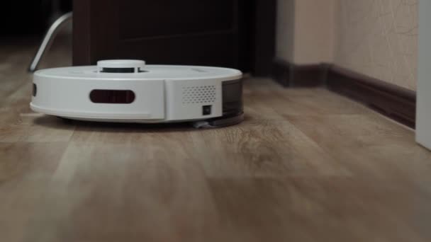 Bílý Robotický Vysavač Linoleových Podlahách Inteligentní Technologie Čištění Selektivní Zaměření — Stock video