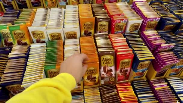 2023年6月14日 俄罗斯蒂门 一家超级市场货架上的阿尔卑斯山金巧克力 有选择的重点 — 图库视频影像