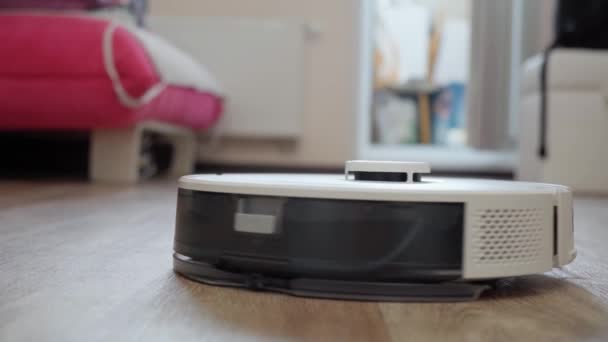 Робот Пылесос Выполняет Автоматическую Уборку Квартиры Умный Дом Движение Камеры — стоковое видео