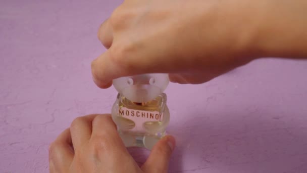 Tyumen Rusia Junio 2023 Moschino Toy Perfume Popular Moschino Para — Vídeos de Stock