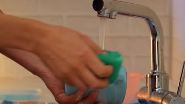 一个人用泡沫在洗脸盆上洗碗的人 关于家务活 公寓护理和清洁的形象 — 图库视频影像