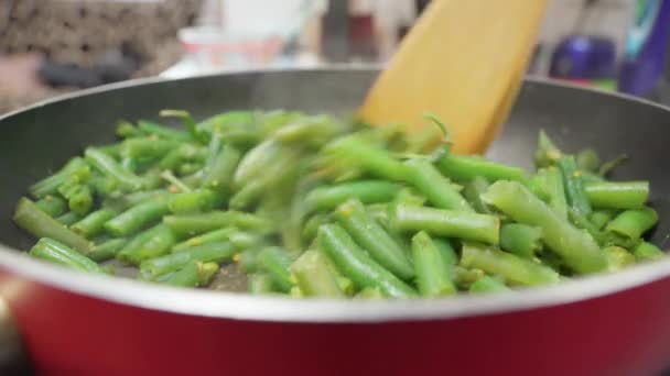 Μαγειρεύω Φασολάκια Στο Τηγάνι Βιολογικά Πράσινα Φασόλια Προετοιμασία Υγιεινό Σπιτικό — Αρχείο Βίντεο