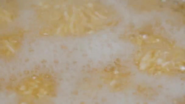 沸騰した水キノアの調理シリアルクローズアップ 選択的な焦点 — ストック動画