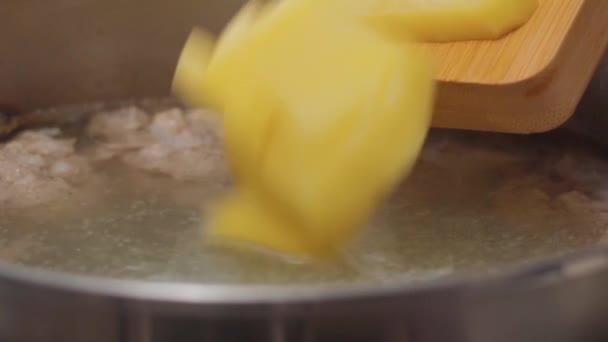 配上肉丸子和蔬菜的汤 特写烹调 有选择的重点 慢动作 — 图库视频影像