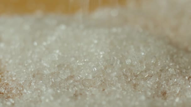Zamknij Zamknięte Shot White Crystals Cukru Spada Łyżka Makro — Wideo stockowe