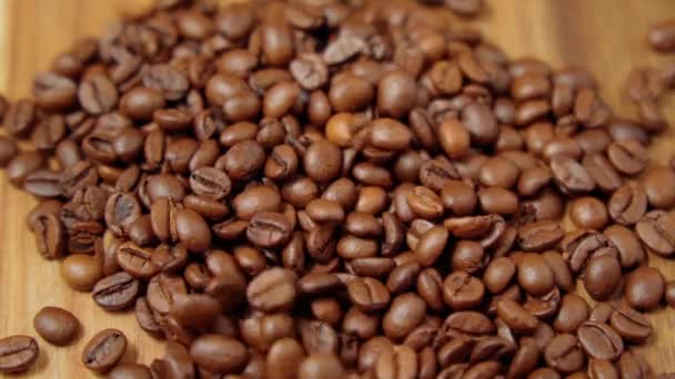 Φρεσκοψημένος Κόκκος Καφέ Τεράστιες Ποσότητες Κόκκων Καφέ Πέφτουν Από Κοντά — Αρχείο Βίντεο