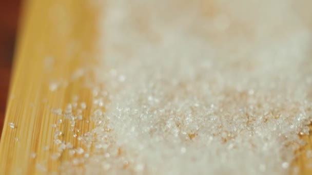 Close Locked Shot White Sugar Crystals Falling Spoon Primer Plano — Vídeo de stock