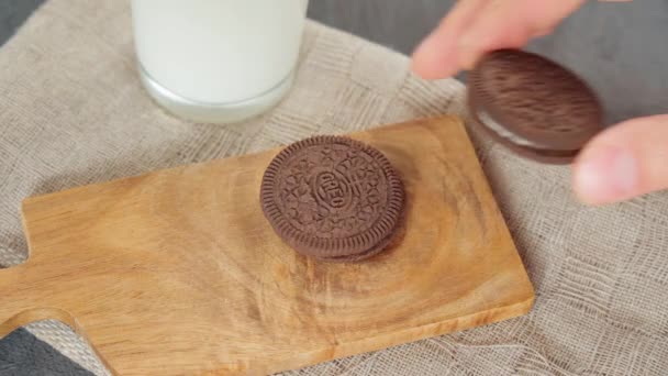 Tyumen Rusya Haziran 2023 Vanilyalı Sütlü Çikolatalı Bisküvili Oreo Kurabiyeleri — Stok video