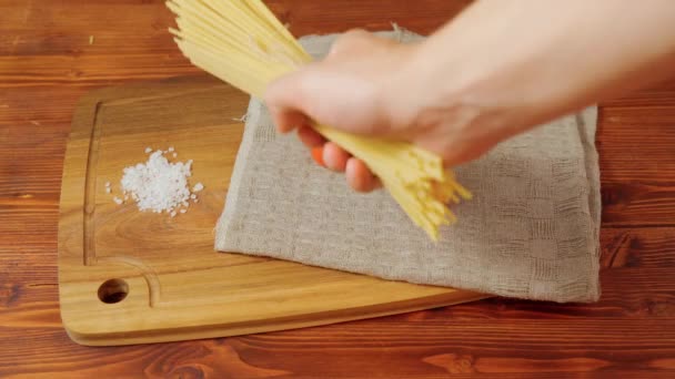 Włoski Makaron Spaghetti Surowe Tło Żywności Lub Tekstury Zbliżenie Skupienie — Wideo stockowe
