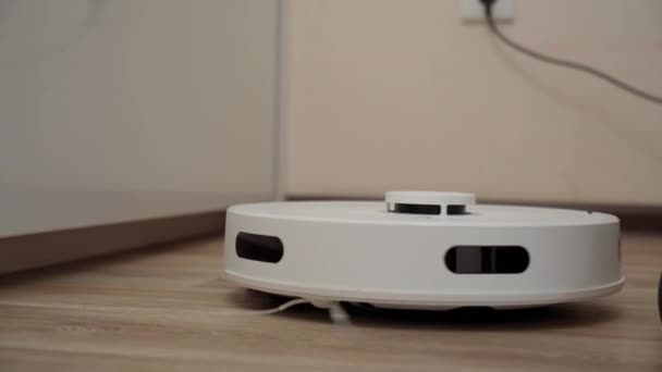 Σύγχρονη Λευκή Ρομποτική Ηλεκτρική Σκούπα Αυτοκινούμενο Ρομπότ Καθαρισμού Σύστημα Καθαρισμού — Αρχείο Βίντεο