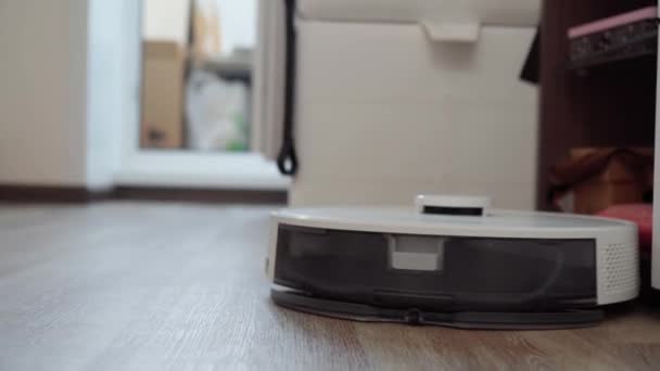Smart Aspirapolvere Pulisce Pavimento Nell Appartamento Una Casa Intelligente Dispositivo — Video Stock