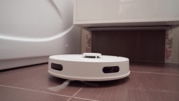 Aspirador Robô Branco Com Inteligência Artificial Determina Espaço Limpa Chão — Vídeo de Stock