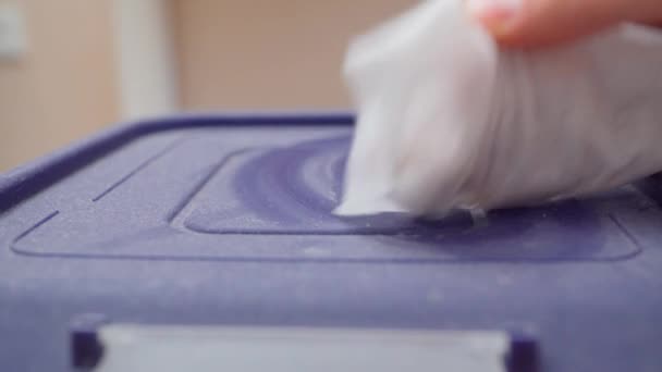 ハンドは白い布で箱から塵を拭きます 選択的な焦点 家のクリーニング — ストック動画