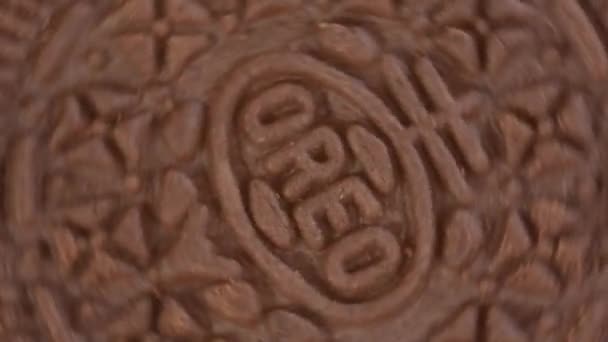 Tjumen Russland Juli 2023 Oreo Kekse Mit Vanillemilch Schokoladencreme Nahaufnahme — Stockvideo