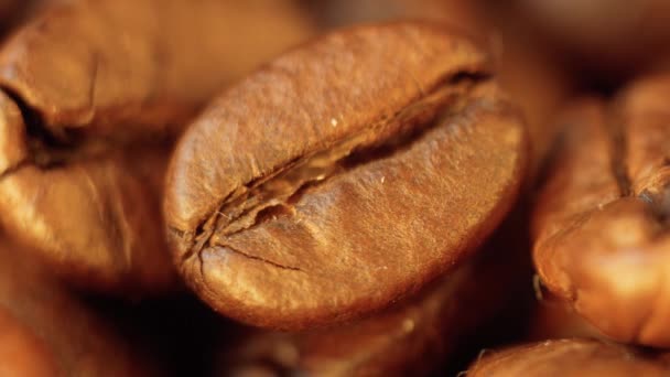 Mörkbrunt Rostat Kaffe Snurrar Reklamkoncept För Kaffeprodukter Närbild Makro Selektiv — Stockvideo